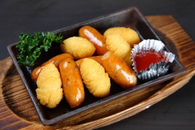 Kızarmış patates ve sosis karıştır.