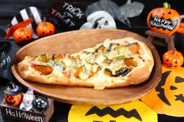Cadılar Bayramı süslenmiş naan pizza 