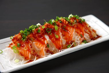 Acı soslu somon carpaccio.