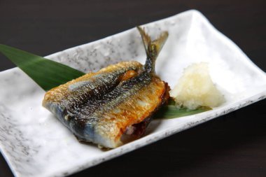 rendelenmiş turplu ızgara Pasifik Saury