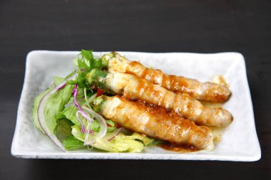 Domuz okura peynirli rulo