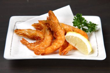 Limonlu kızarmış karides.