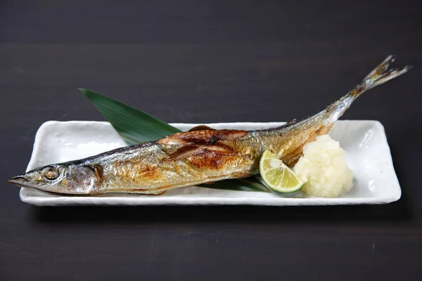 Fuoco Arrosto Saury Nigiri Sushi — Foto Stock