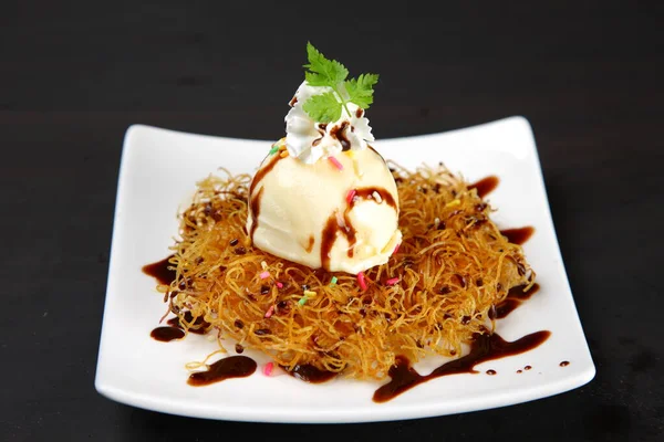 Lüks dekore edilmiş vanilyalı dondurma