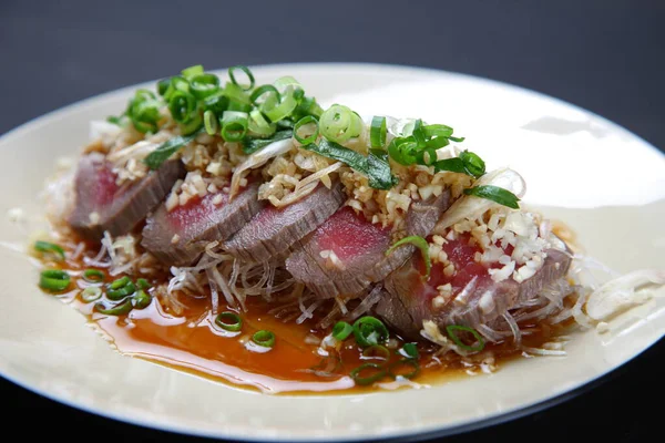 Soğanlı marine edilmiş hafif kavrulmuş biftek.