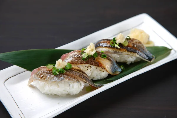 Fuoco Arrosto Saury Nigiri Sushi — Foto Stock