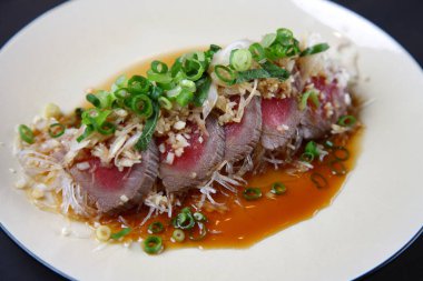 Soğanlı marine edilmiş hafif kavrulmuş biftek.