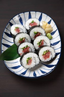 Wasabi 'li turşulu erikli suşi.