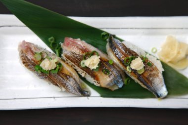Kızarmış saury nigiri sushi