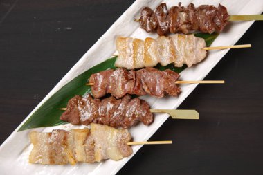 sığır eti ve domuz eti şiş kombinasyonu.