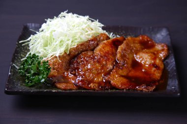 Zencefilli kızarmış domuz ve sebze.