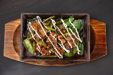 Kızarmış et ve sarımsak tomurcukları karıştırın