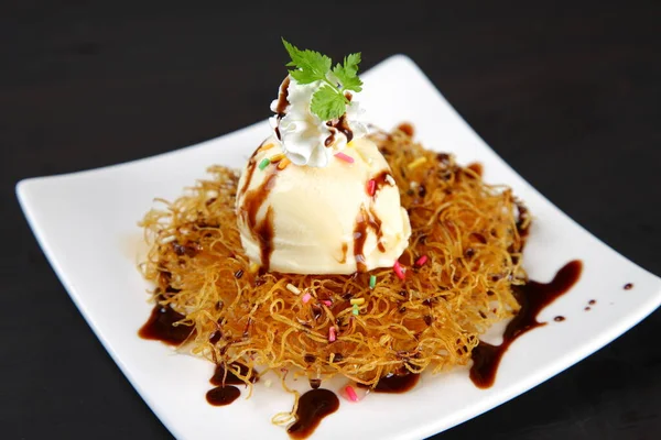 Lüks dekore edilmiş vanilyalı dondurma