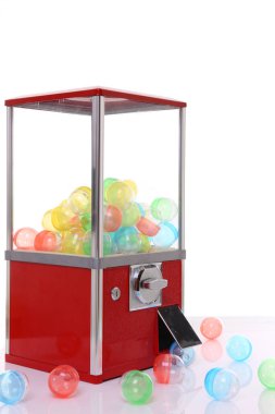 Beyaz arkaplanda kırmızı kapsül oyuncak otomatı