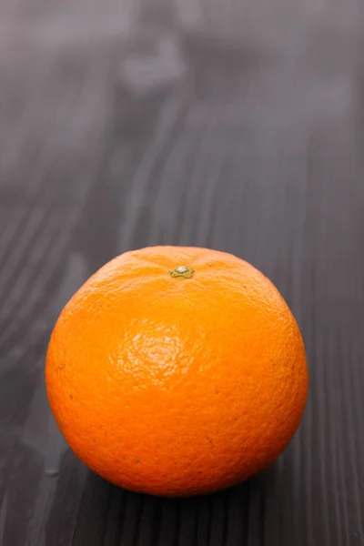 在黑色背景下的柑橘近照 — 图库照片