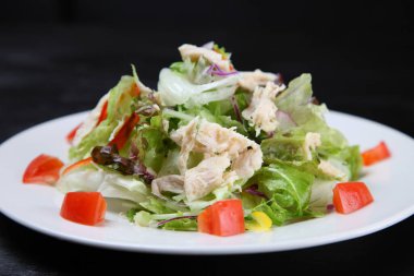 Tavuk buğulamalı taze salata.