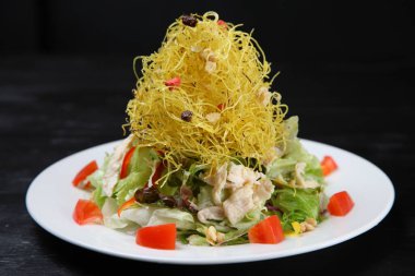 Çıtır patates salatalı tavuk.