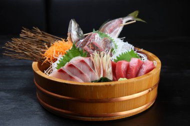 Üç çeşit taze sashimi karışık küvet.