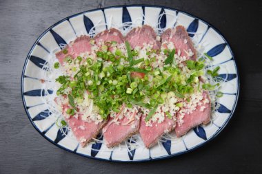 Dilimlenmiş biftek ve doğranmış soğan.