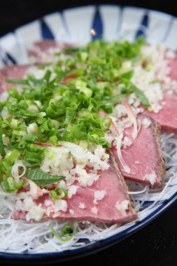 Dilimlenmiş biftek ve doğranmış soğan.