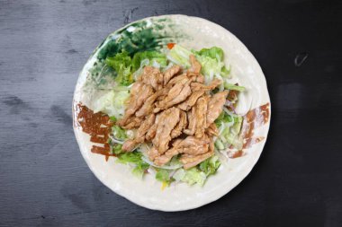 Tavada kızarmış tavuk boynu eti.