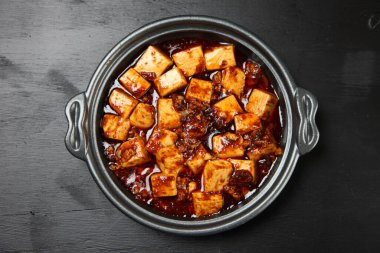 Demir tavada Mabo tofu.