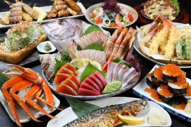 Japon yemekleri yemek masasında toplanıyor.