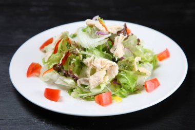 Tavuk buğulamalı taze salata.