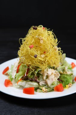 Çıtır patates salatalı tavuk.