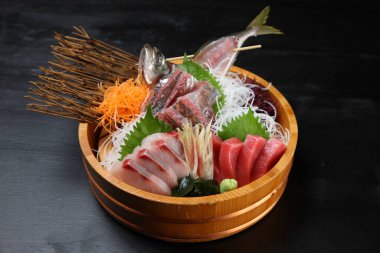 Üç çeşit taze sashimi karışık küvet.