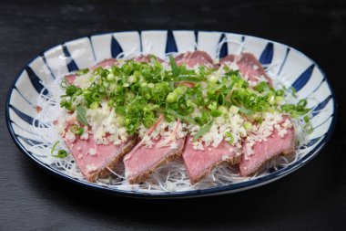 Dilimlenmiş biftek ve doğranmış soğan.