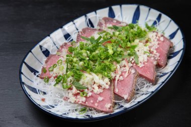 Dilimlenmiş biftek ve doğranmış soğan.