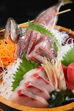 Üç çeşit taze sashimi karışık küvet.