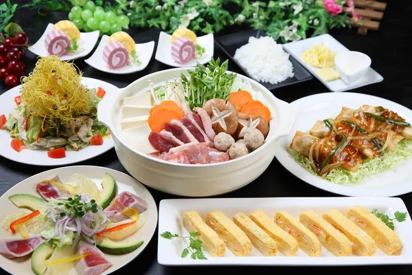 Japońskie Potrawy Zbierające Się Stole Jadalnym — Zdjęcie stockowe
