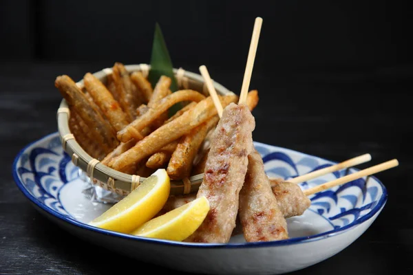 Brochetas Carne Pollo Con Bardana Frita — Foto de Stock