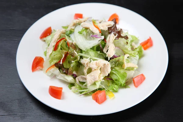 Frischer Salat Mit Gedünstetem Huhn — Stockfoto