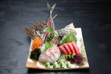 Üç çeşit sashimi karışık tabağı.