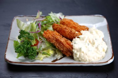 Tartar soslu tavuk pirzolası.