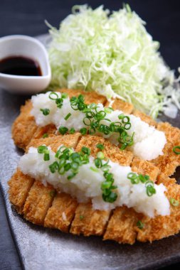 Rendelenmiş daikon turplu domuz pirzolası