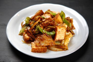 Kızarmış domuz ve kızarmış tofu.