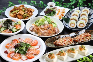 yemek masasında çeşitli yemek toplantıları