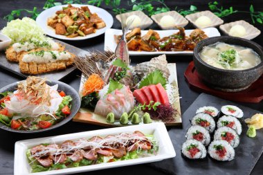 yemek masasında çeşitli yemek toplantıları