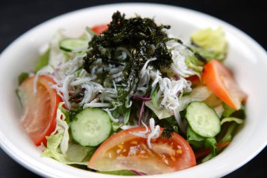 Taze beyaz yem sadece haşlanmış salata. 