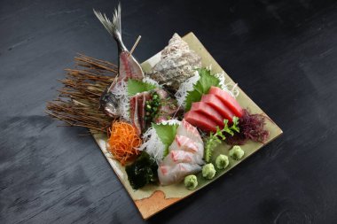 Üç çeşit sashimi karışık tabağı.