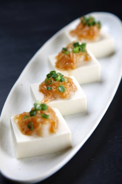 Tofu üzerine mantar ve doğranmış soğan.