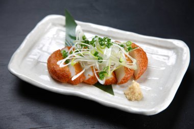 Kızarmış balık ezmesi topu.