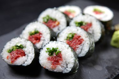 kıymalı ton balığı NORI-MAKI suşi rulosu
