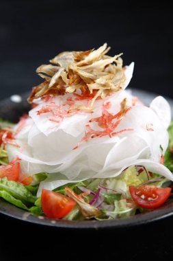 Burdock kökü ve turp salatası.