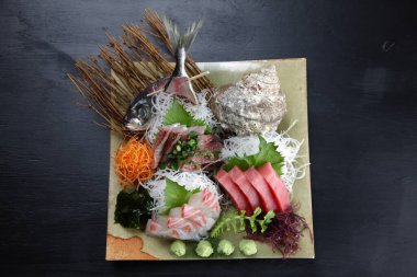 Üç çeşit sashimi karışık tabağı.