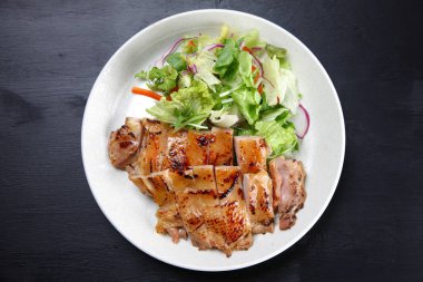 Kızarmış tavuk ve taze sebze.